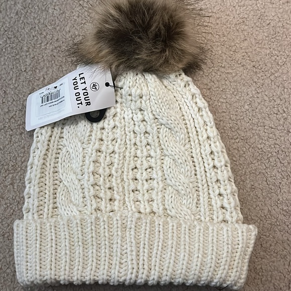 NWT Boston Bruins women’s knit pom pom hat - Picture 2 of 7